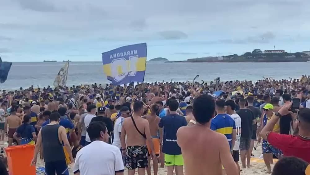 Torcida do Boca invade praia de Copacabana a dois dias da final da Libertadores