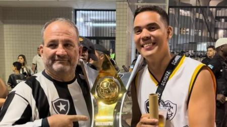 Torcedores do Botafogo posam com réplica da taça do Campeonato Brasileiro