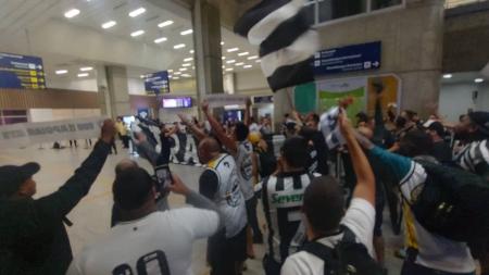 Torcedores do Botafogo aguardando o time no Galeão