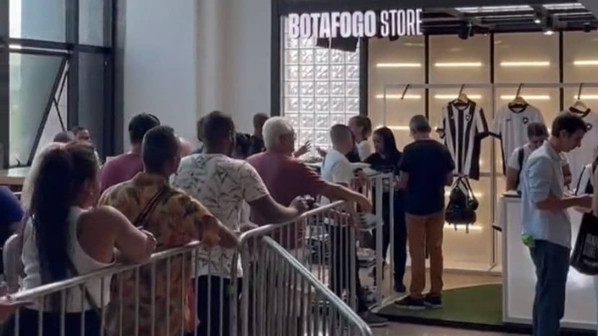 Com fila o dia todo, torcida do Botafogo compra milhares de camisas em 24h