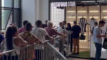 Torcedores do Botafogo enfrentam fila por novos uniformes do clube