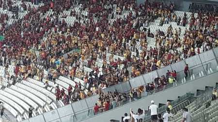 Torcedores do Ceará e do Sport entram em confronto no fim do primeiro jogo da final da Copa do Nordeste, na Arena Castelão