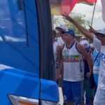 Torcida do Cruzeiro faz oração em ônibus do time antes de jogo contra o Cuiabá