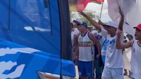 Torcedores do Cruzeiro rezaram o Pai-nosso para o time antes de viagem para duelo com o Cuiabá