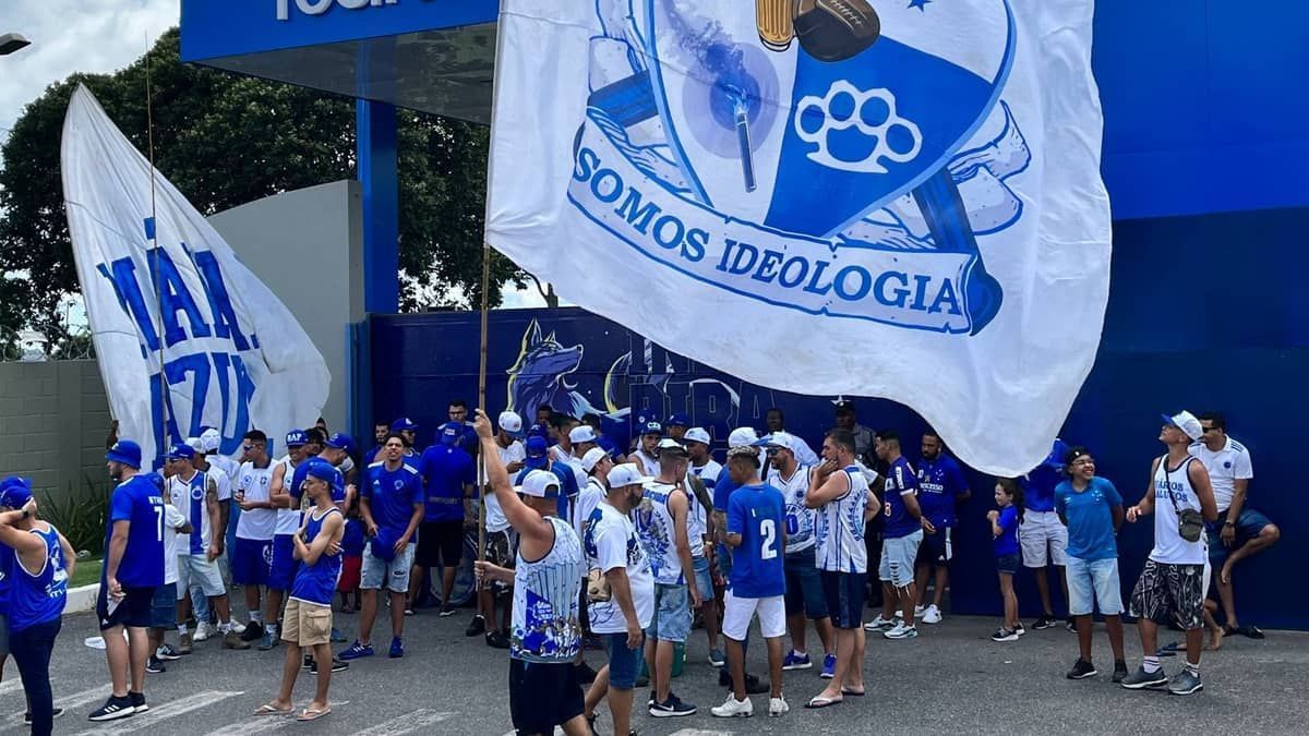 Organizadas do Cruzeiro fazem ato de apoio ao time na véspera do Clássico contra Atlético 