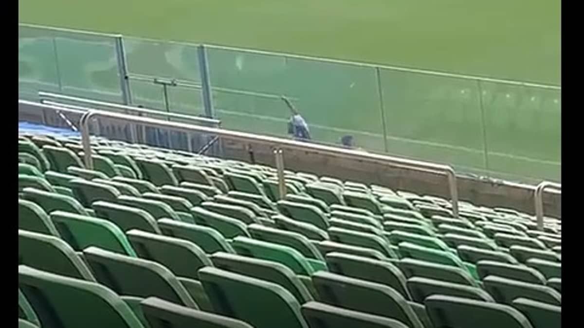 Vídeo: torcedores do Cruzeiro jogam sal grosso no Independência antes de clássico contra o Atlético