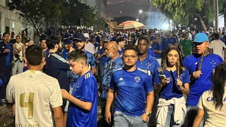 Torcedores do Cruzeiro lotam o Horto na partida contra o Náutico