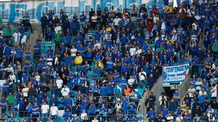 Torcedores do Cruzeiro lotaram setor visitante da Arena do Grêmio na Série B 2022