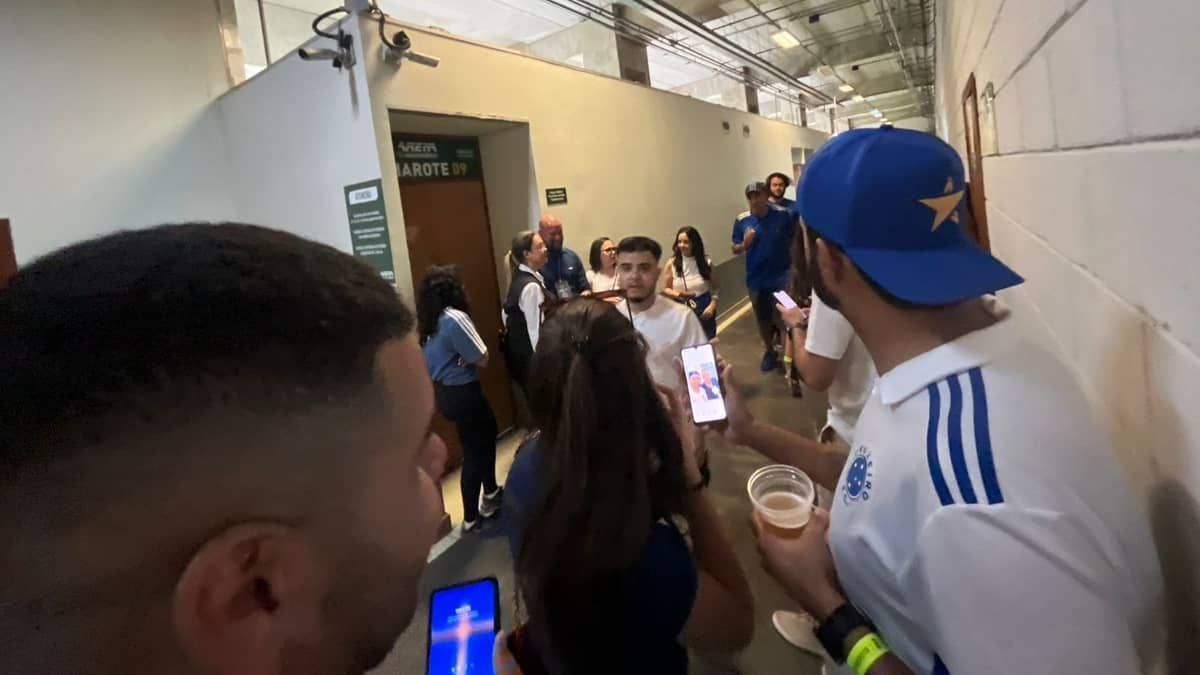 Torcedores do Cruzeiro fazem 'vigília' no Independência por foto com Ronaldo  