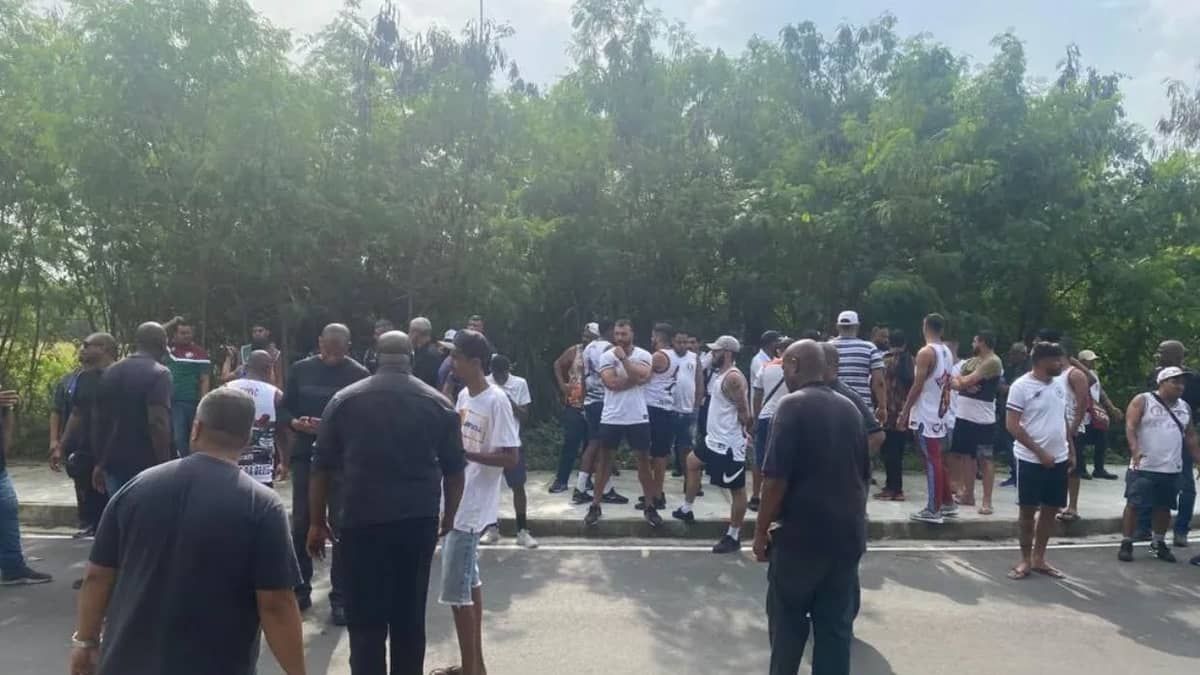 Torcida do Fluminense vai ao CT para protestar; veja vídeos