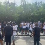Torcida do Fluminense vai ao CT para protestar; veja vídeos