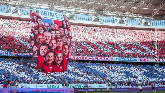 Torcedores do Fortaleza fazem homenagem a funcionários do clube em jogo com o Castelão lotado