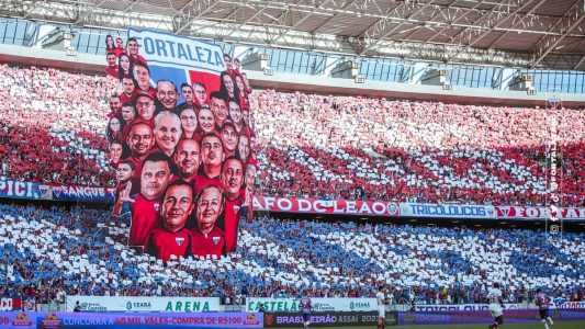 Torcedores do Fortaleza fazem homenagem a funcionários do clube em jogo com o Castelão lotado