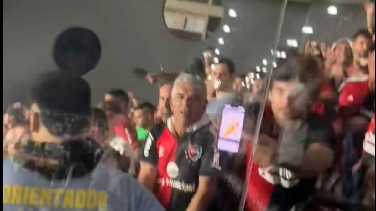 Torcedores do Newell's cometem atos racistas em jogo contra o Santos