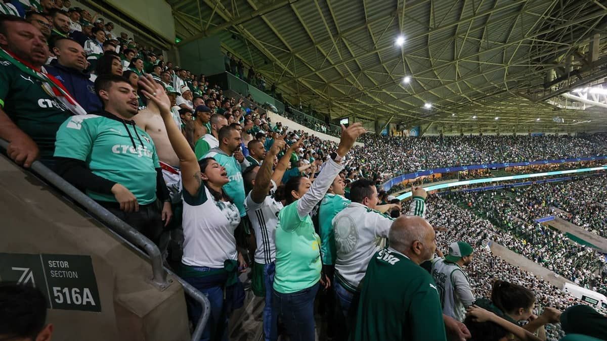 Torcida do Palmeiras vaia após derrota e é abafada por sistema de som do Allianz
