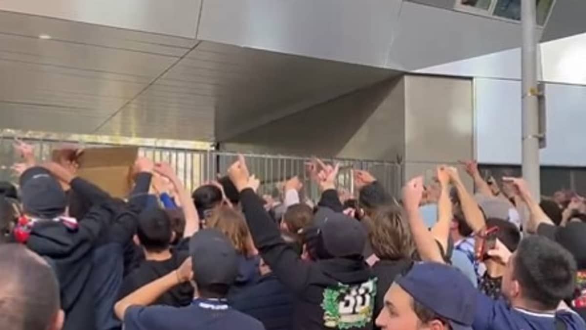 Torcedores do PSG pedem saída de Neymar e xingam Messi em protesto; veja