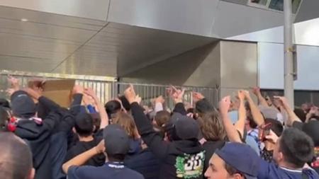 Torcedores do PSG xingaram Messi e pediram saída de Neymar nesta quarta (3)