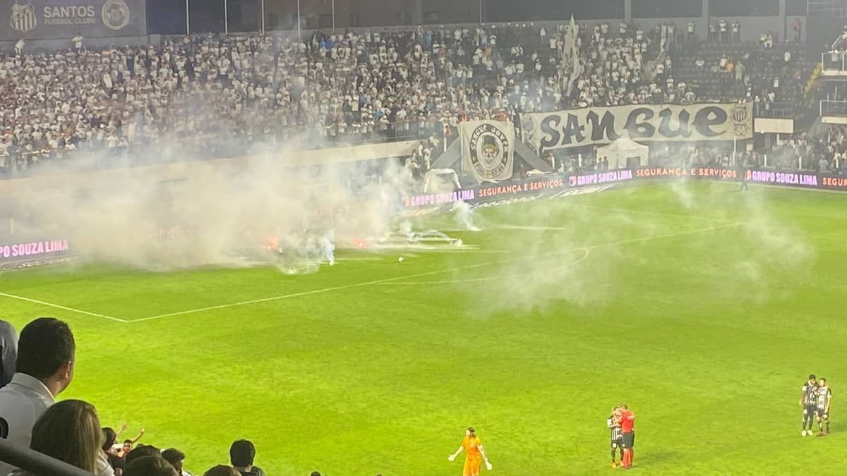 Corinthians bate Santos em jogo com protesto e bombas na Vila Belmiro