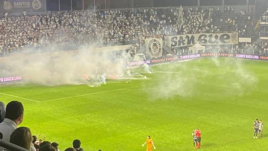 Torcedores do Santos atiraram bombas e sinalizadores no gramado na reta final do jogo, que foi encerrado antes dos 45 minutos