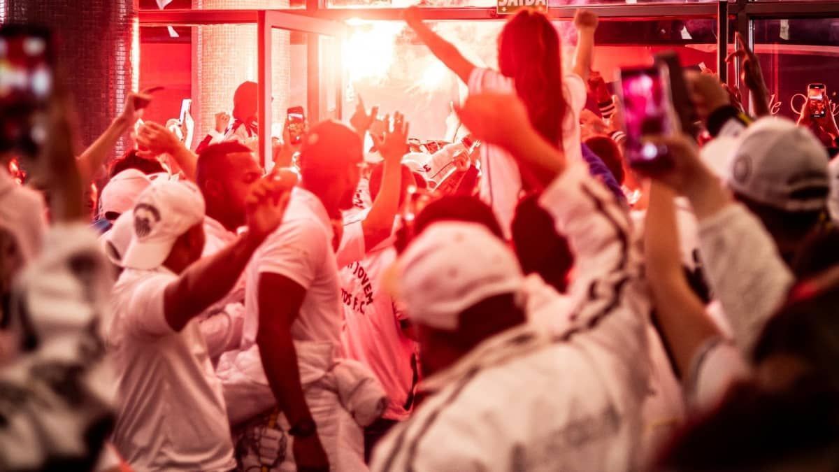 Torcida do Santos faz festa em aeroporto antes de jogo com Atlético