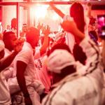 Torcida do Santos faz festa em aeroporto antes de jogo com Atlético
