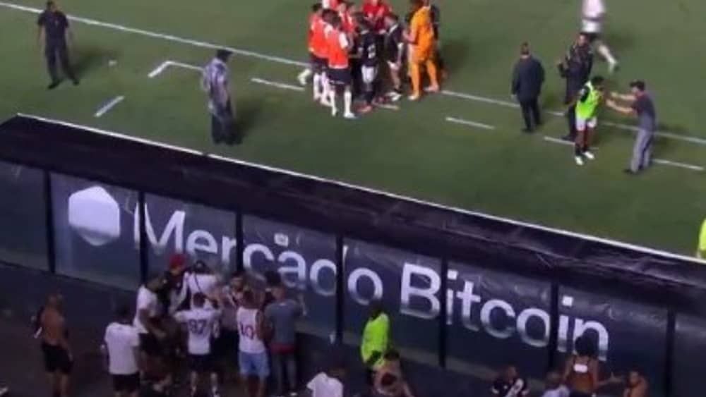 Vasco x Corinthians: árbitro relata na súmula arremesso de objetos no gramado