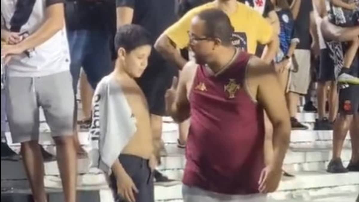 Linda cena! Pai 'narra' jogo do Vasco para filho, que tem deficiência visual; assista