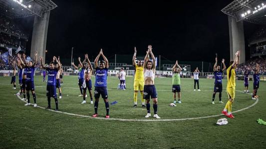 Torcedores e jogadores do Cruzeiro fazem saudação viking após classificação