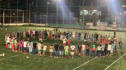 Torcedores e jogadores do Universo fazem oração após a vitória na semifinal da Chave BH