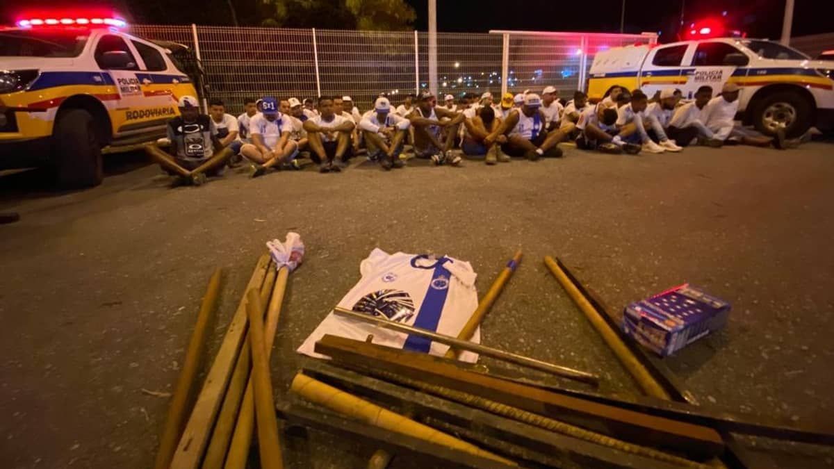 Quase 70 torcedores são conduzidos após polícia encontrar bastões de ferro e madeira em ônibus de organizada