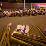 Quase 70 torcedores são conduzidos após polícia encontrar bastões de ferro e madeira em ônibus de organizada
