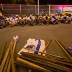 Quase 70 torcedores são conduzidos após polícia encontrar bastões de ferro e madeira em ônibus de organizada