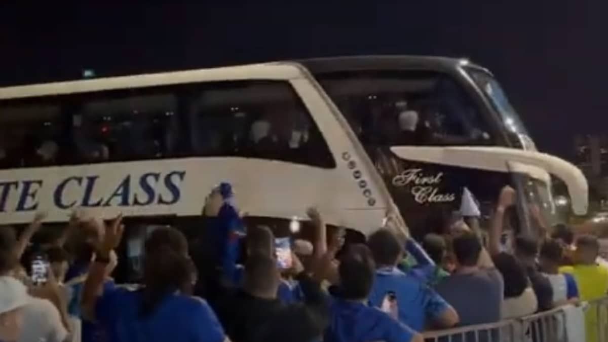 Cruzeiro é recebido com festa na chegada a Brasília para clássico contra o América: vídeo