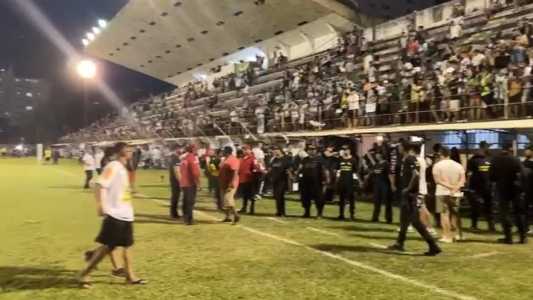 Torcedores invadiram o gramado do Mamudão após a partida entre Democrata-GV e Atlético