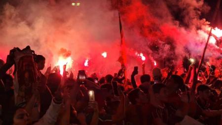Torcedores lotaram aeroporto nesta segunda-feira (2)