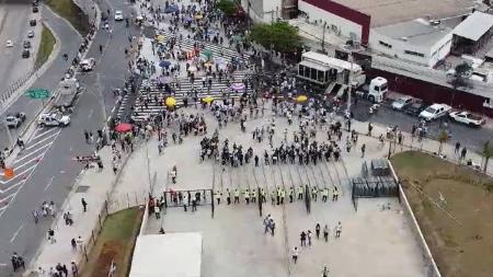 Torcedores no entorno da Arena MRV