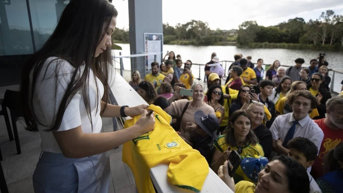 Torcedores recebem Seleção Brasileira Feminina com homenagens na Austrália