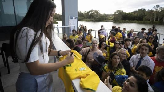 Torcedores recebem Seleção Feminina com homenagens na Austrália