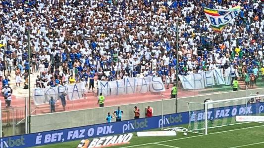 Torcedores utilizaram faixas para demonstrar insatisfação do de imbróglio do Cruzeiro com o Mineirão