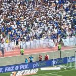 Torcida do Cruzeiro protesta contra Minas Arena em jogo contra o Athletic