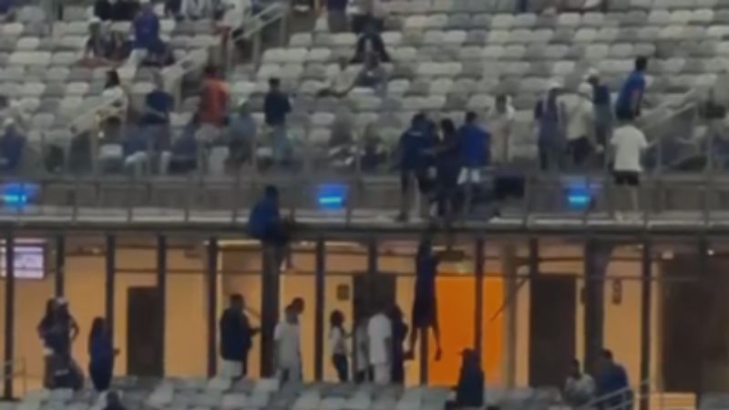 Torcedores do Cruzeiro se arriscam e trocam de setores no Mineirão antes do clássico