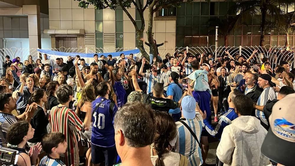 Com provocação, torcida argentina faz festa no Rio antes de jogo contra o Brasil 