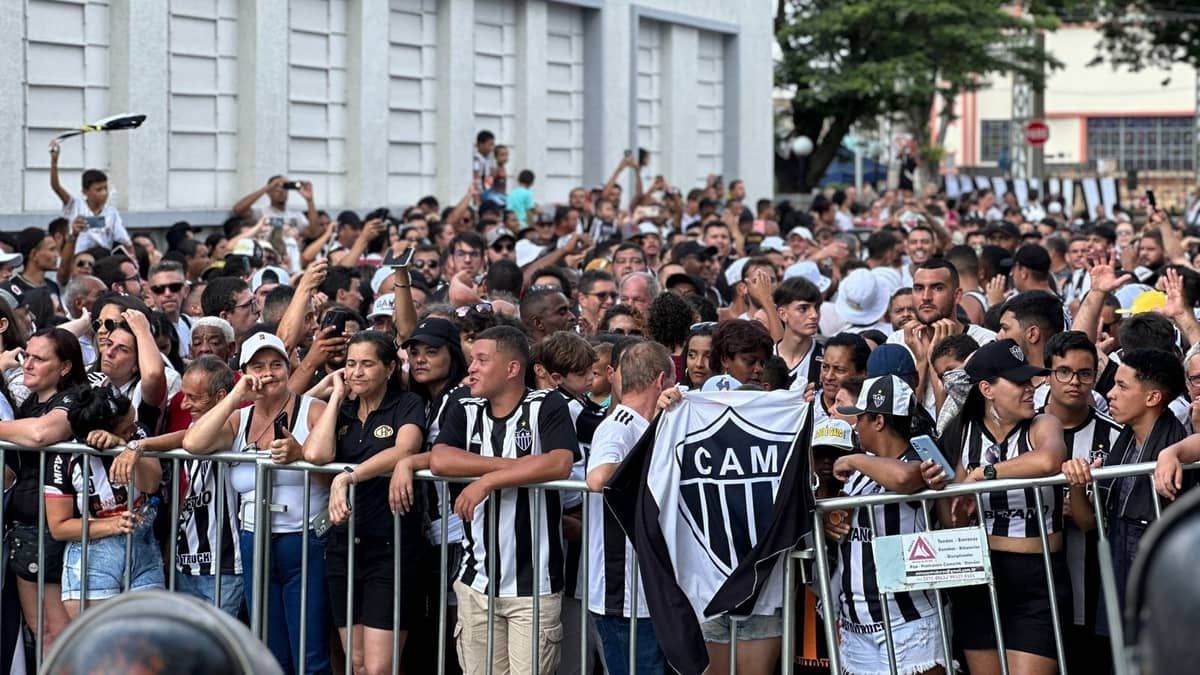 Atlético: rua de fogo e ‘pagode do Hulk’ marcam chegada em São João del-Rei  