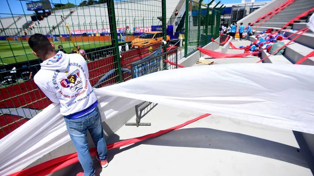 Torcida do Fortaleza prepara mosaico no estádio da final da Sul-Americana