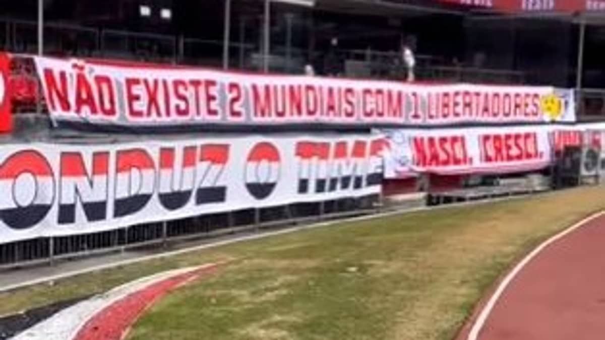 Torcida do São Paulo provoca Corinthians com faixas no Morumbi