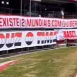 Torcida do São Paulo provoca Corinthians com faixas no Morumbi