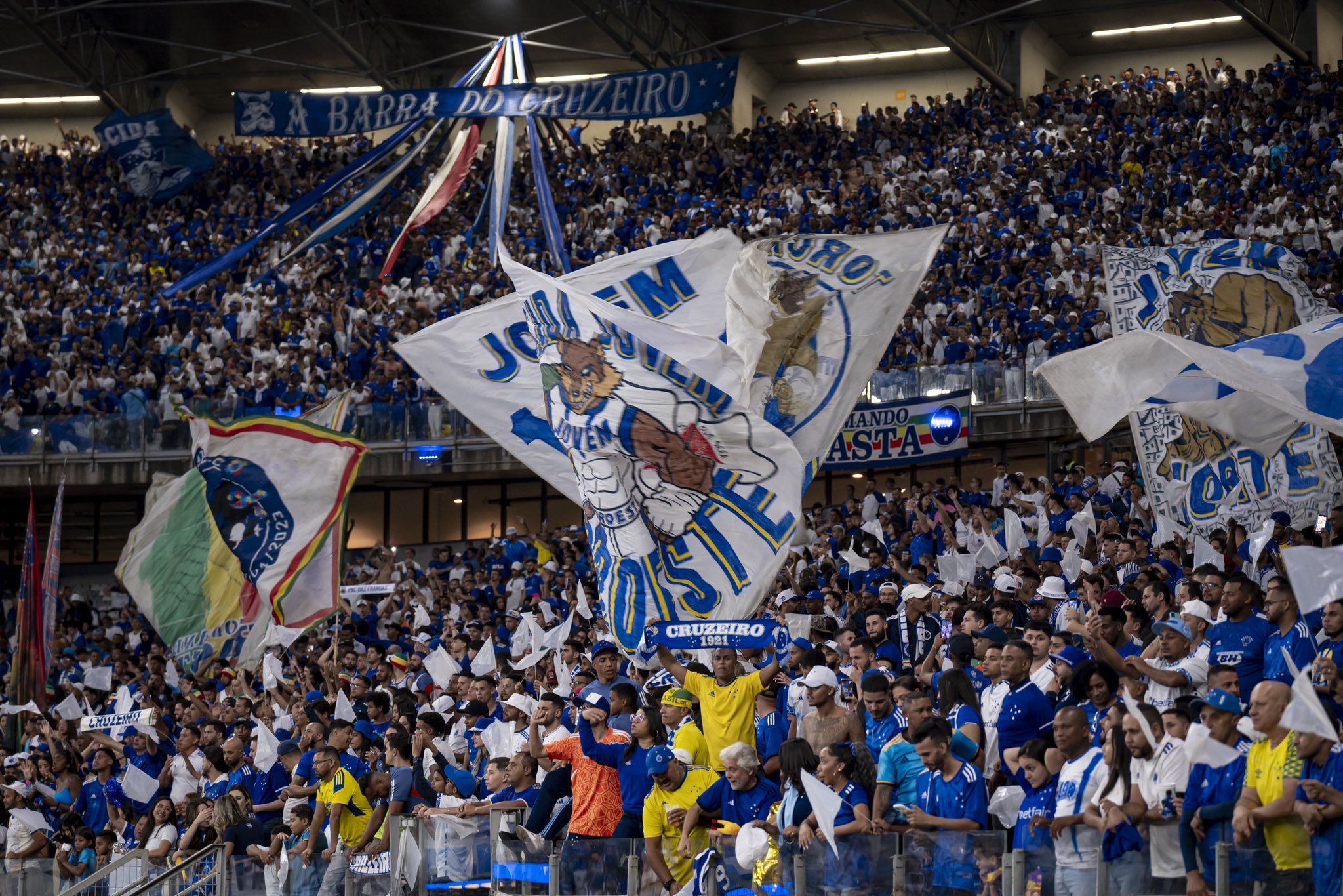 Vídeo mostra momento da queda de torcedor do Cruzeiro em clássico no Mineirão