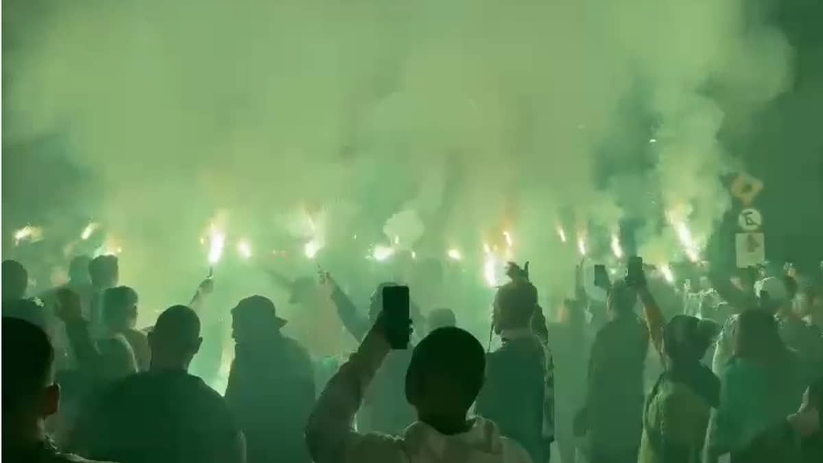 Torcida do América faz 'rua de fogo' antes de jogo com o Corinthians; veja vídeo