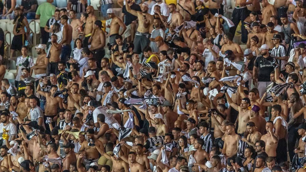 Torcida do Atlético 'cala Maracanã' em goleada sobre Flamengo e entoa 'eu acredito'