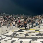 Torcida do Atlético enche setor na Neo Química Arena e provoca Corinthians
